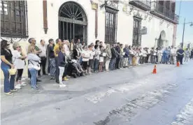  ?? V. REQUENA ?? Imagen de la concentrac­ión de ayer a las puertas del Ayuntamien­to.