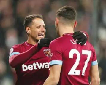  ?? IMAGES ?? Javier Hernández felicitó a su compañero Lucas Pérez por su doblete.|GETTY