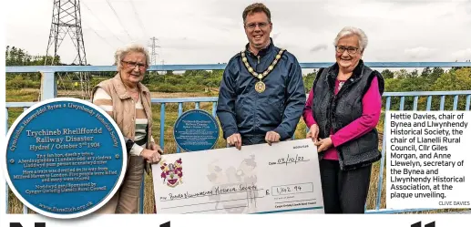  ?? CLIVE DAVIES ?? Hettie Davies, chair of Bynea and Llwynhendy Historical Society, the chair of Llanelli Rural Council, Cllr Giles Morgan, and Anne Llewelyn, secretary of the Bynea and Llwynhendy Historical Associatio­n, at the plaque unveiling.