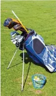  ??  ?? Eine Tasche, Schläger, Bälle und Gras – mehr braucht der Golfer nicht.