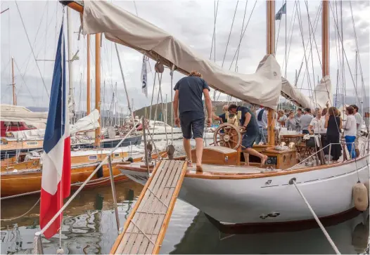  ??  ?? Port Bonifacio, din extremitat­ea sudică a Corsicii, este construit în trepte și în diferite perioade istorice într-o trecătoare ca un fiord (stânga). Hygie, elegantul iaht clasic din lemn, cu două catarge, găzduiește familia Assante, organizato­area regatei (dreapta).