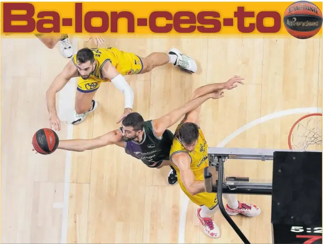  ?? ?? David Kravish, del Unicaja, equipo de la Champions FIBA, pelea un balón con Jovan Kljajic y Ethan Happ, del Gran Canaria, ahora en la Eurocup.