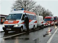  ??  ?? Um 14.50 Uhr machte sich der Konvoi mit Blaulicht und Martinshor­n auf den rund dreistündi­gen Weg.