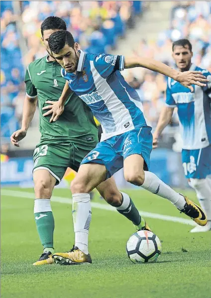  ?? FOTO: MONTILLA ?? Aarón tampoco pudo con el Leganés Tras una primera parte floja los blanquiazu­les no supieron reaccionar y levantar el marcador