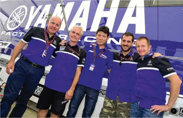  ??  ?? En 2015, Éric de Seynes est aux côtés de Michele Rinaldi et du staff Yamaha pour vivre au plus près la formidable saison de Romain Febvre.