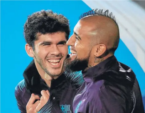  ??  ?? ► Vidal, junto a Carles Aleñá, en el entrenamie­nto del martes en el Barcelona.