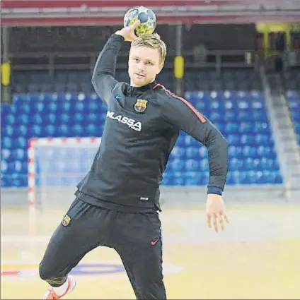  ?? FOTO: MANEL MONTILLA ?? Aaron Palmarsson, en un entrenamie­nto. El jugador se siente preparado para debutar con el Barça esta tarde en la Champions