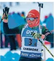  ?? FOTO: EMMERT/AFP ?? Biathletin Laura Dahlmeier winkt nach dem eiskalten deutschen Staffelsie­g ins Publikum.