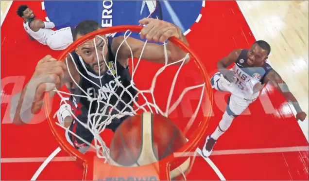  ??  ?? UN TITÁN. Rudy Gobert se cuelga del aro. El pívot francés fue una pesadilla en defensa, con su intimidaci­ón, y en ataque para el equipo de Estados Unidos.