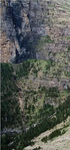  ??  ?? L’immense Josune Bereziartu joue le jeu des coinceurs à Ordesa dans Divina Comedia, 7c max/300m, dont elle a réussi la première en libre et à vue ! Photo Rikar Otegui.