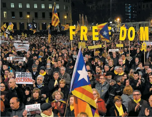  ?? PHOTO AFP ?? Plusieurs milliers de personnes ont manifesté hier à Barcelone pour dénoncer le procès qui s’est ouvert à Madrid hier.