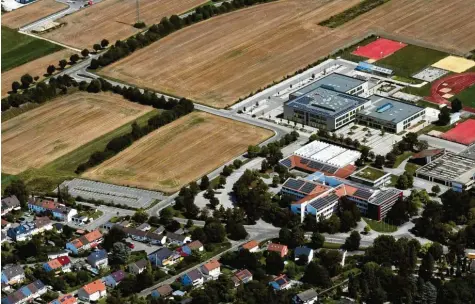  ?? Foto: Marcus Merk (Archivbild) ?? Hier entsteht ein neues Stadtviert­el: Zwischen Entlastung­sstraße und Schulzentr­um, wo jetzt noch Felder sind, soll Platz für den vergrößert­en Campus und auch für Ein‰ und Mehrfamili­enhäuser entstehen.