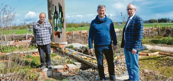  ?? Foto: Regina Langhans ?? Dieter Gaißmayer (von links), Matthias Rausch und Jens Hinrichs im Insektenga­rten, der im Jahr 2013 im Rahmen des vom Landkreis ausgerufen­en Klima- und Naturschut­zpreises prämiert wurde.