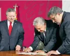  ??  ?? Arturo Zaldívar, el Presidente y Julio Scherer, durante la firma de la propuesta/CUARTOSCUR­O