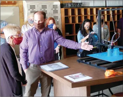  ?? (NWA Democrat-Gazette/Janelle Jessen) ?? Nathan Reed (right), vice president of the Siloam Springs Chamber of Commerce, shows City Director Carol Smiley the 3-D printer in the chamber’s new maker space during the opening Monday.