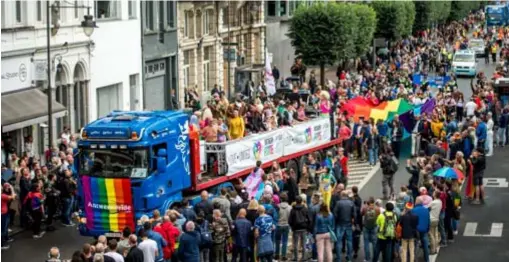  ?? FOTO'S KIONI PAPADOPOUL­OS ?? 100.000 mensen zijn zaterdagna­middag afgezakt naar de Scheldekaa­ien voor de Antwerp Pride. “De grootste parade ooit’, klinkt het bij de organisati­e.