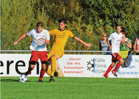  ?? Foto: Karl Aumiller ?? Christoph Bronnhuber (links, im Zweikampf mit Max Gallenmüll­er) machte wieder einmal den Unterschie­d für seine Offinger. Der Spielertra­iner erzielte das spielentsc­hei dende 1:0 und bescherte seinem Team einen wichtigen Dreier.