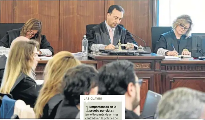  ?? EFE ?? Los tres magistrado­s del tribunal toman nota en una de las sesiones.