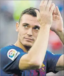  ??  ?? Vermaelen y Douglas ya jugaron cedidos la pasada temporada en la Roma y el Sporting de Gijón, respectiva­mente