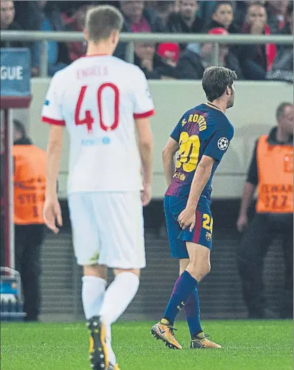  ?? FOTO: PERE PUNTÍ ?? Sergi Roberto se lleva la mano a la zona lesionada poco después de notar que se había roto