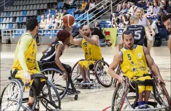  ?? (Photo C. J.) ?? Comme samedi en demi-finale, les Hyérois ont mal entamé leur match. Mais cette fois, ça s’est terminé par une défaite. La première de la saison... Au pire des moments.