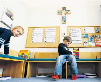  ?? Foto: APA/Schneider ?? Symbole wie das Kreuz an der Wand sind in Kindergärt­en mit religiösem Träger häufig zu finden. Kinder, die der dominanten Religion nicht angehören, sehnen sich nach Zugehörigk­eit.