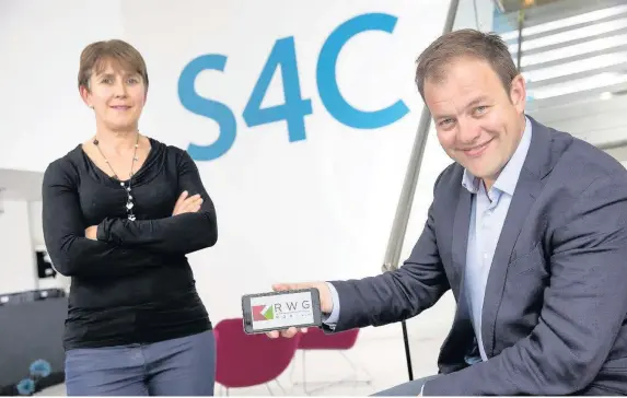  ?? HUW JOHN ?? > Andrew Davies of RWG Mobile with Elin Morris of S4C