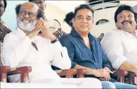  ??  ?? Tamil cinema superstars Rajinikant­h (left) and Kamal Haasan (centre) at the inaugurati­on of Shivaji Ganesan Memorial in Chennai on Sunday. Speculatio­n is rife about their entry into politics after the demise of chief minister and AIADMK chief J...