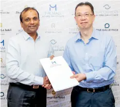  ??  ?? Ashok Pathirage, Chairman of Softlogic Holdings PLC and Wilfred Woo, Executive Director of Shangri-la Hotels Lanka Pvt Ltd commemorat­e the partnershi­p between Odel and The Mall at One Galle Face