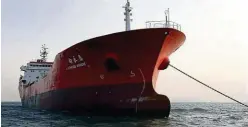  ??  ?? Soll auf hoher See 600 Tonnen Mineralöle­rzeugnisse an Nordkorean­er übergeben haben: Die „Lighthouse Winmore“fährt unter der Flagge Hongkongs.