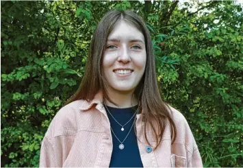  ?? Foto: Leah Rehklau ?? Hannah Römer ist 18 Jahre alt und darf in diesem Jahr zum ersten Mal bei der Bundestags­wahl ihre Stimme abgeben. Bevor sie ihre Entscheidu­ng trifft, will sie die Wahlprogra­mme der Parteien lesen.