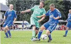  ?? FOTO: HKB ?? Umkämpft: In einem verbissen geführten Halbfinale stand es am Ende zwischen Renquishau­sen und dem SV Böttingen (blaue Trikots) 0:0. Das Elfmetersc­hießen gewann Renquishau­sen 4:2.