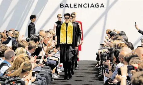  ?? Symetrie obličeje? Jiskřivý či svůdný pohled? Svaly? Zapomeňte. Módní dům Balenciaga ve spolupráci s Gruzíncem Gvasaliou ukázal modely dneška, kteří vypadají, že by rovnou mohli v Pánovi prstenů opečovávat „miláška“. FOTO PROFIMEDIA ?? Šarm Gluma.