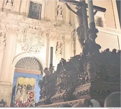  ?? LÁZARO MARTÍNEZ ?? El Cristo del Perdón frente a la Virgen en las puertas de la iglesia.