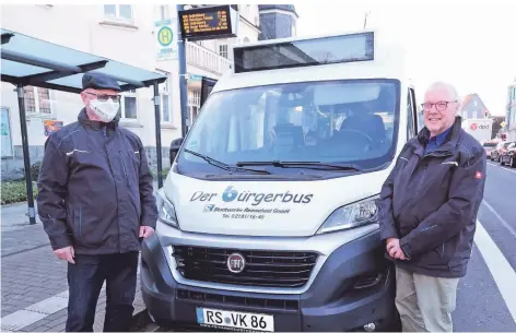  ?? FOTO: ROLAND KEUSCH ?? Holger Krant (l.) und Ottmar Gebhardt mit dem Fiat Multijet, der allerdings gerade in Reparatur ist.