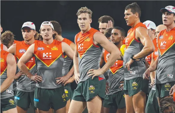  ?? Picture: SCOTT FLETCHER ?? Star forward Tom Lynch (centre) with his Suns teammates ahead of the QClash battle with the Lions tomorrow.