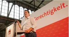  ?? Foto: Michael Hochgemuth ?? Jacke runter, Hemdsärmel hoch: SPD Generalsek­retär Hubertus Heil zeigte sich bei der Kundgebung in der Kälberhall­e kämpferisc­h.