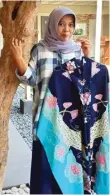  ?? SITI SULAIKAH FOR JAWA POS ?? PILIH WARNA CERAH: Siti Sulaikah membawa salah satu busana yang menggunaka­n batik kreasinya.