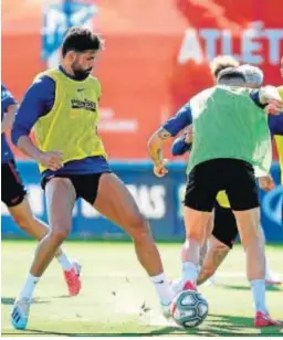  ?? ATLÉTICO ?? El hispano-brasileño Diego Costa roba un balón en un entrenamie­nto.