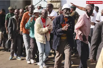  ?? ?? Pic: Shepherd Tozvireva
The first batch of male inmates coming out of Harare Central Prison on Friday after being granted Presidenti­al amnesty. They are part of the 4 270 inmates pardoned countrywid­e.