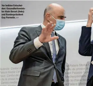 ??  ?? Vor heiklen Entscheide­n: Gesundheit­sminister Alain Berset (links) und Bundespräs­ident Guy Parmelin. AFP