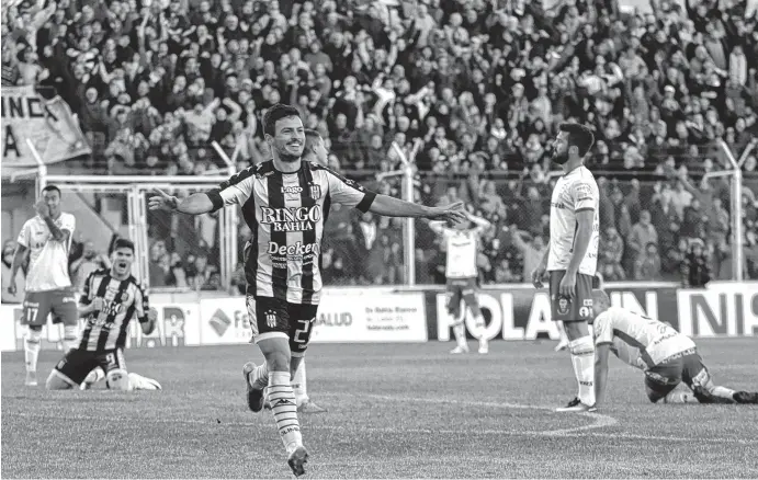  ?? FOTO: FCUANDO MORALES-LA NUEVA. ?? ¿El gol de la fecha? Rodrigo Caballuci se despachó con un golazo y le otrogó tranquilid­ad a Olimpo. La cara de Romat lo dice todo, mientras que Fritzler no tenía ganas ni de levantarse.