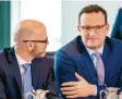  ??  ?? Peter Tauber und Jens Spahn gehören zu den vielen Nachfolgek­andidaten. Foto: dpa