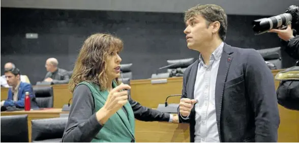  ?? Foto: Unai Beroiz ?? Maite Esporrín (PSN) charla con Pablo Azcona (Geroa Bai) al comienzo del pleno de ayer.