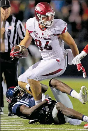  ?? Arkansas Democrat- Gazette fi le photo ?? Arkansas tight end Hunter Henry gets set to lateral the football before being brought down by Mississipp­i defenders on fourth and 25 in overtime of their game on Nov. 7, 2015, at Vaught- Hemingway Stadium in Oxford, Miss. Henry’s lateral was picked up...