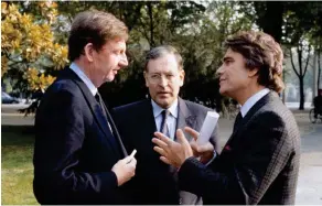 ??  ?? Mousquetai­res. Étienne Mougeotte, vice-PDG et directeur d’antenne de TF1 (à g.), Patrick Le Lay, PDG, et Bernard Tapie, alors actionnair­e du groupe TF1, en 1990.