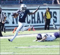  ?? Yale athletics / Contribute­d photo ?? Yale junior Melvin Rouse (7) makes a Holy Cross defender miss.