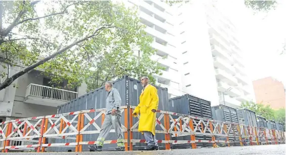  ?? L. THIEBERGER ?? Un nuevo paisaje porteño. Grupos electrógen­os de gran porte estacionad­os por la empresa Edesur en José María Moreno al 300 ayer.