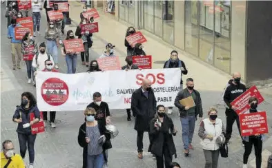  ??  ?? GABRIEL UTIEL
Alrededor de 500 hosteleros participar­on en la convocator­ia de Ashocas, cacerola en mano, ayer por la mañana. ((