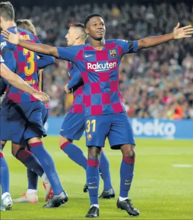  ??  ?? ÍDOLO. Ansu Fati (16 años) celebra su último gol con el Barcelona en el Camp Nou.